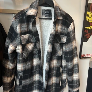 Rutig jacka från Zara - Varm och skön jacka från zara i rutigt mönster som är nästan oanvänd 