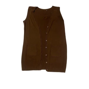 Stickad väst - Jättesöt stickad västkofta🥰 köpt secondhand och ingen storlek står men skulle säga M 