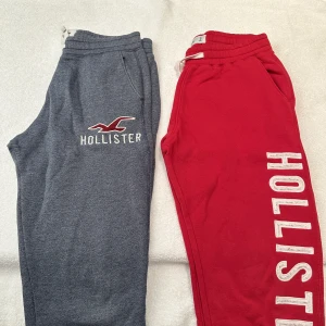 Mjukisbyxor Hollister - 2 par mjukisbyxor från Hollister i storlek Small  Byxorna är i mycket gott skick  Priset gäller för båda paren tillsammans