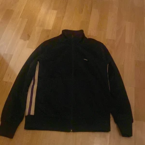 Stussy tracktop - Strlk S men passar mer M