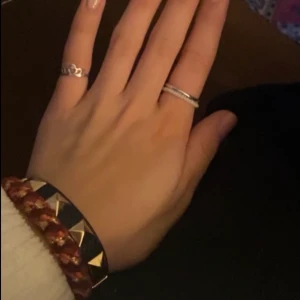 Armband  - Valentino liknande armband, supersnyggt och nästan aldrig använt✨✨