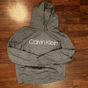 Calvin Klein hoodie - INTRESSEKOLL!!! Storlek XL  Världens skönaste material Använd en gång.  Nypris 1200:-