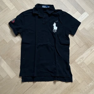 polo ralph lauren - Polo by ralph lauren. US OPEN 2007 kollektion, för tennis. Säljs inte längre. Nypris va runt +1500kr. I bra skick! Skriv för fler bilder!