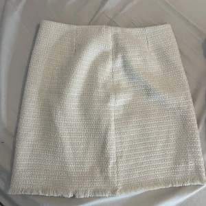 Vit/beige kjol - En otroligt fin vit kjol från Twist&tango i storlek 36. Helt oanvänd! Köpt för 399kr. Säljer för 100+ spårbar frakt frakt