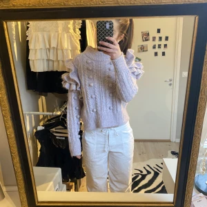 stickad tröja gina😇 - söt stickad tröja från Gina med volanger 🌟storlek M