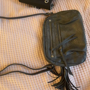 Cool väska  - En jätte cool väska ja köpte i somras. Säljer då jag börjat tröttna på den. Stor förvaring och får plats med mycket . 💓💓