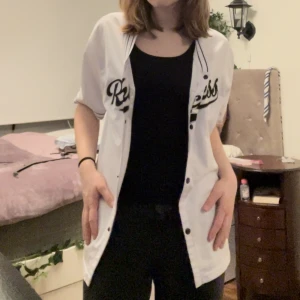 Tshirt skjorta  - College T-shirt skjorta. Luftig och sval. Bra för amerikan highschool looken. Glatt tyg.