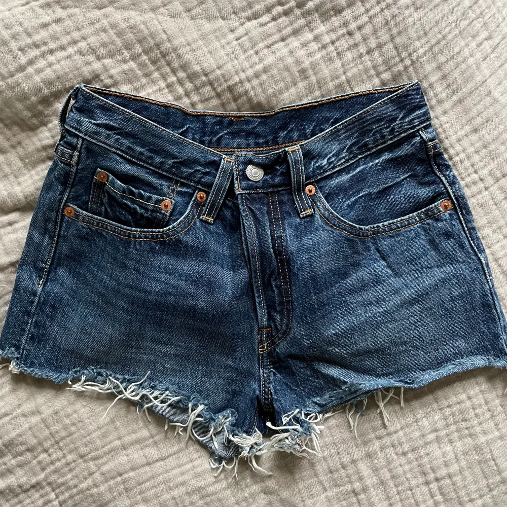 Så fina blåa 501 shorts från Levis. Ny pris runt 550kr. Shorts.