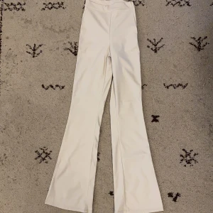 Bootcut byxor - Bootcutbyxor i läderimitation/ skinnimitation. Gina tricot. Riv fläck på ena benet, inte markant synligt 