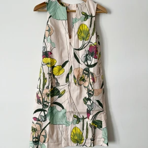 Sommarklänning  - Sommarklänning/klänning från H&M. Helt ny med lappen kvar. Storlek 34