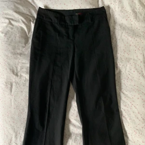 Snygga lågmidjade kostymbyxor - Jättesnygga svarta lågmidjade bootcut kostymbyxor i mycket bra skick!