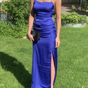 Blå balklänning - Blå balklänning med slits och öppen rygg i satin💙använd en gång