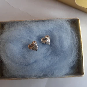 Hjärtformade örhängen  - Örhöngen i äkta silver formade som två hjärtan. Helt oanvända Ask: 10 kr (valfritt) Frakt: 15 kr