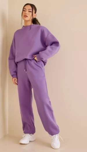 Lila mjukisset - Ett lilla mjukisset ifrån nelly som är jätte skönt och snyggt säljer då jag har för många. Säljer det som ett set💜 Det är stolek xs men sitter som en S/M, jag bär själv s/m och den sitter så på mig som den gör på modellen