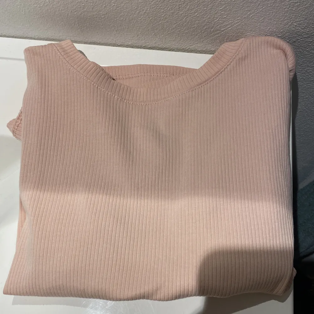 En jätte fin T-shirt från HM som knappt är använd 💕. T-paidat.