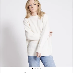 Stickad tröja  - Säljer denna helt oanvända stickade tröjan ifrån lager 157 i stl xs, prislappen är fof kvar! Passar perfekt för dig som gillar lite oversize.