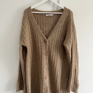 Stickad kofta - Pga flytt och rensning säljer jag denna stickade kofta från NA-KD. Inte kommit till användning så perfekt skick. Fin både knäppt och uppknäppt 🥰