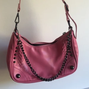 Rosa väska  - Rosa väska köpt här på plick som inte kommer till användning💗 Köpare står för frakt eller så möts jag i uppsla 