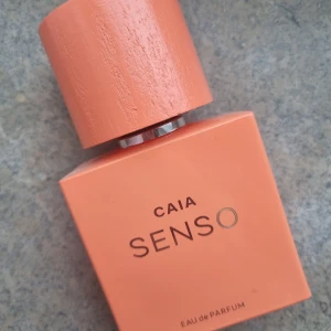 Caia senso - Caia senso parfym, använd en gång. Öppnades i december och har hållbarhet 24m efter öppning. Används ej då jag har fått barn och ej kan använda parfym, tråkigt om den går till spillo. Nypris 595