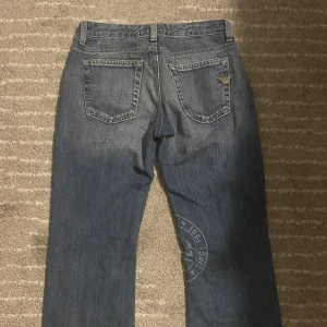 Lågmidjade Armani Jeans - Supercoola armani jeans med en fin detalj vid ena benet och vid fickan! Säljer då jag har för många jeans. Midjemått: 35cm på en sida och Innerbenslängd: 87cm Gratis frakt 💓