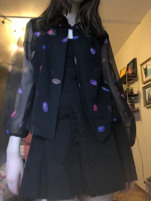 Blus - Absolut världens sötaste blus som inte kommer till användning! Thriftades i en vintage butik London, ska nu vidare till ny ägare!