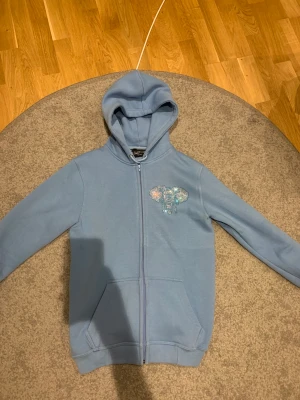 Street tag rhinestone hoodie - Tja jag säljer min Street tag rhinestone hoodie som är i bra skick