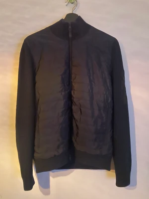 J.Lindeberg Cardigan - Säljer min j.Lindeberg cardigan som jag fick i julklapp som inte har kommit till användning. Den är väldigt snygg och är i nyskick. (9/10) Nypris 3000kr