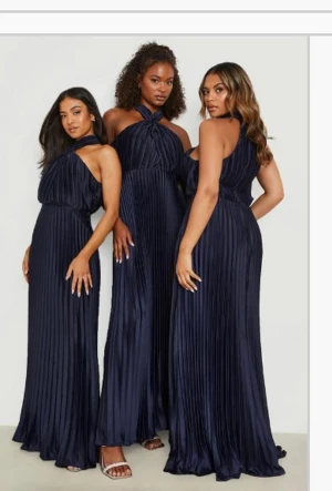 Ny plisserad balklänning  - Jättefin ny marinblå plisserad balklänning, i halterneck! Satin aktigt tyg som gör att klänningen känns otroligt lyxig! Prislappen kvar! Klänningen är i storlek 36, petite! den sitter som på första bilden!  Passar 34/36 