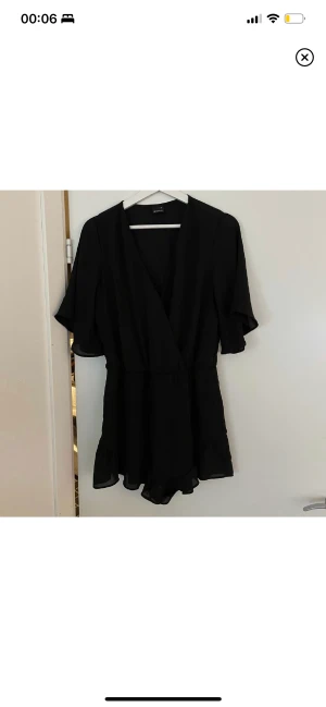 Playsuit 36 - En fin playsuit från Gina Tricot. Storlek 36. Använd ett fåtal gånger men i bra begagnat skick! Finns en hake vid bysten för mindre urringning. Kan ta fler bilder om det önskas. 