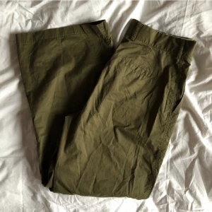 oliv gröna kostymbyxor - aldrig använda - köptes second hand - luftiga, sitter perfa i midjan. jag är 170 å de sitter perfa