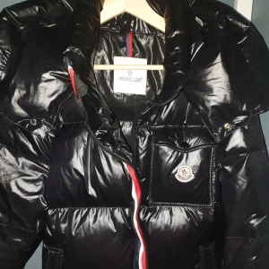 Moncler montbeliard vinterjacka - Hej säljer min moncler montbeliard till någon som vill ha den, skriv till mig direkt om du är intresserad. Jag är också öppen för byten.