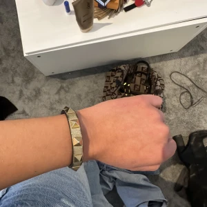 Valentino armband - Säljer nu mitt väl använda valentinoarmband som är i mycket gott skick. Har tappat lite färg på grund av användning men inget som man tänker på och annars inget fel.  Nypris: 2200