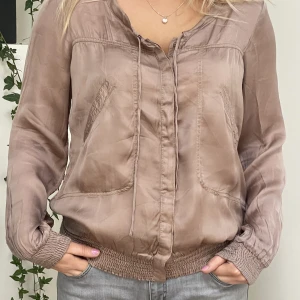 BEIGE BLUS  - BEIGE BLUS 