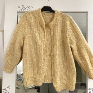 Söt kofta!  - Jättesöt & varm gul kofta med flerfärgat i. Använd max en gång.  Storlek S- L beroende på hur man vill att den sitter. Ull. 