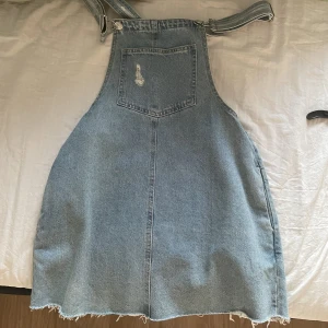 Hängselklänning  - Kort hängsel-klänning från Pull and Bear. Använd max 10 ggr. Säljer eftersom den inte passar längre. Storlek S men skulle säga att den är ganska liten i storleken. Bra skick. Jättefin!