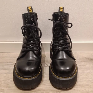 Dr. Martens Jadon str 39 - Dr. Martens Jadon i str 39 i fint skick. Har haft skoskavsinlägg i ett försök att gå in dom, därav märket på insidan av skon på bild 3 men de har annars inga skavanker. Kan mötas upp i Uppsala 🧡