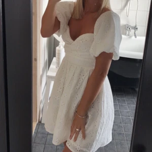 STUDENTKLÄNNING - Så fin klänning perfekt till studenten, säljer pga använder ej, aldrig använd 