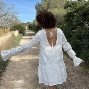 Vit klänning - Säljer denna jättefina klänningen från NA-KD som är slutsåld just nu på hemsidan! Säljer den då den inte passade mig tyvärr. Bara att skriva om ni vill ha fler bilder! Köparen står för frakten!💕