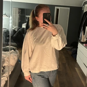 Tröja - Fin tröja med större ärmar. Använd en gång. Storlek L/Xl