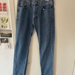 W33 L36 Levis 505 normal fit, bra skick. DM för frågor