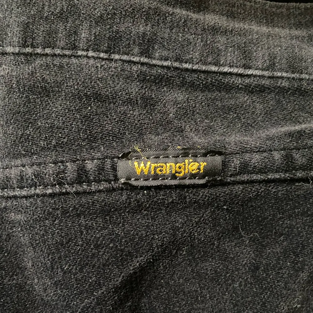 Lågmidjade bootcut byxor från Wrangler. Storlek 30/32 men passar mig som har 27-28 i midja❤️. Jeans & Byxor.
