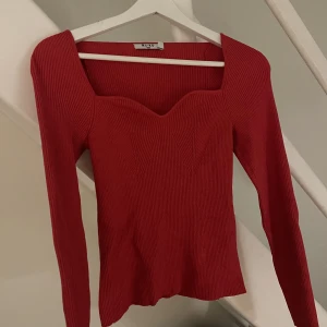 Topp nakd  - Säljer denna fina oanvända endast testad nakd toppen, super fin på! Säljes då jag har en likadan i xs som passar mig bättre. 