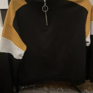 Tröja från H&M  - Tjocktröja (lite tunnare material), säljes då jag ej gillar att den är lite kort i magen. Nytvättad och redo för frakt eventuellt hämtning 