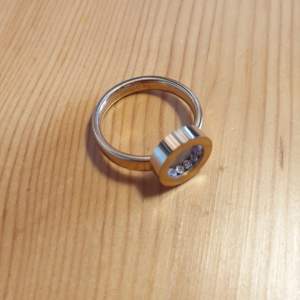 Helt ny ring i roseguldförgylld stål från Edblad.Monaco stl 19