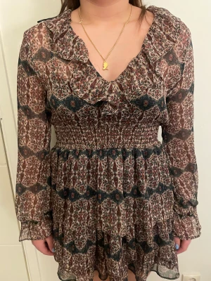 Zara klänning  - En  jätte snygg klänning från zara som har använts två gånger och nypris 350kr säljer nu från 240