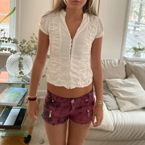  Säljer min korset topp🙏🏻💖 - Säljer min jättefina vita korset topp Jättefin till utgång eller nu i sommar och väldigt bra skick🙏🏻🌺 Står ingen storlek men sitter som xs/s