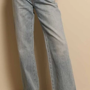 låga utsvängda jeans - Den är från zara, storlek M ungefär kan man säga 37 och lite uppåt, jag har haft den länge men tog på mig de en gång så tycker att der dags att sälja den när jag inte har använt den mer 1 gång . Den är jätte vackert o skön. 