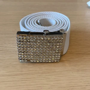 Thriftat bälte med ”rhinestones”  - ett as fett bälte som är thriftat med liknande rhinestones. Pris kan diskuterad då det saknas en rhinestone+att bältet är thriftat.