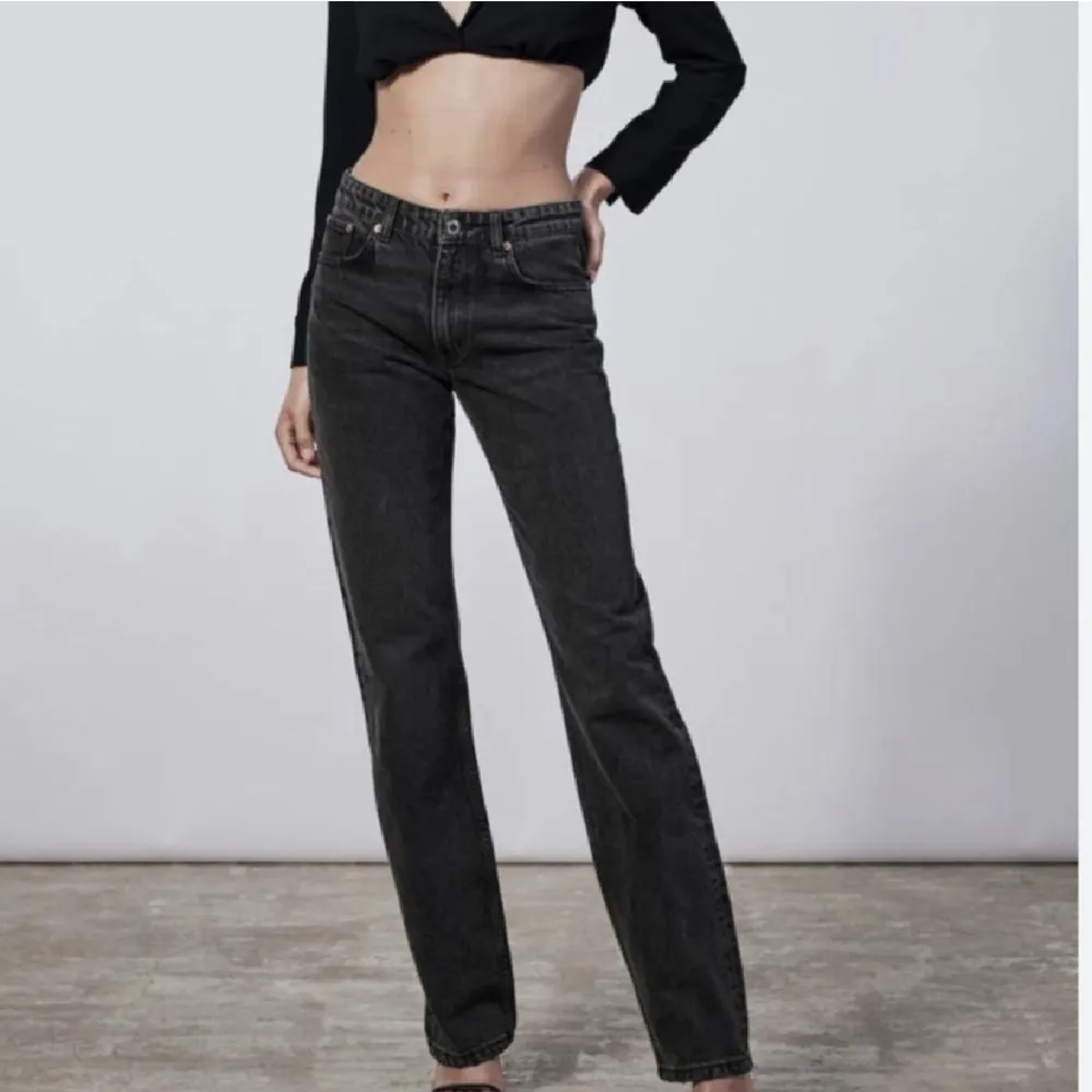 Säljer mina zara mid Rise jeans då de inte kommer till användning längre. Döskalle patch på ena baksidan som går att ta bort om man vill de. Säljer för 250+frakt💕. Jeans & Byxor.