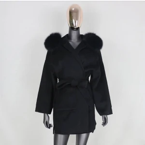 Svart kappa  - Säljer min svarta Dallas kappa i storlek S, avtagbar äkta päls på luvan💕 den är aldrig använd och jag ångrar köpet av den eftersom den inte var min stil så vill bara få de såld, köptes för cirka 2000 i november😊